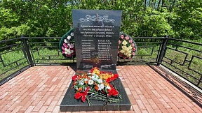 Сотрудники Представительства МИД России в г. Минеральные Воды возложили цветы к памятнику, установленному на месте высадки разведывательно-диверсионной группы «Месть»